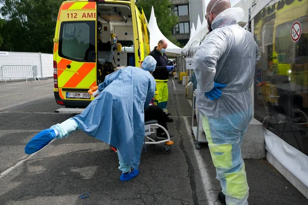 Paciente Llega Ambulancia Para Tratamiento Los Síntomas Covid Hospital Universitario —  Fotos de Stock