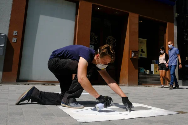 Een Medewerker Gebruikt Een Pokoor Grondmarkeringen Spuiten Voor Mensen Sociale — Stockfoto