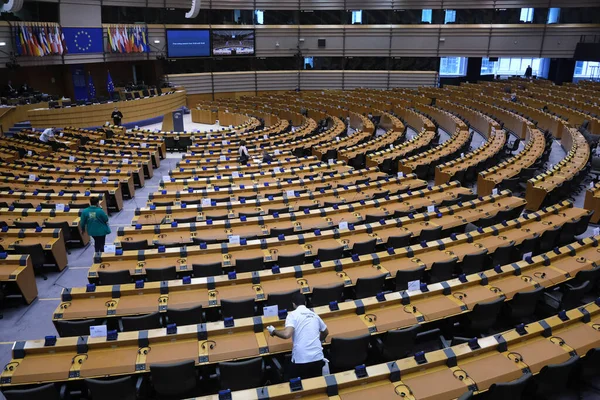 Члени Суддівської Бригади Чистять Півколо Перед Пленарною Сесією Європейського Парламенту — стокове фото