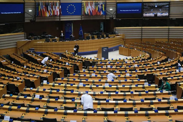 Miembros Equipo Saneamiento Limpian Hemiciclo Antes Sesión Plenaria Del Parlamento — Foto de Stock