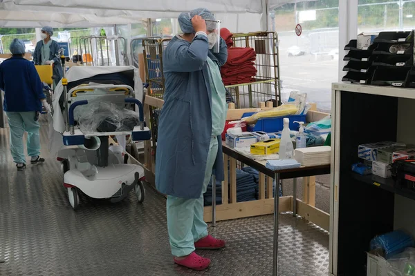 Médico Veste Com Equipamentos Proteção Individual Epi Antes Ajudar Pacientes — Fotografia de Stock