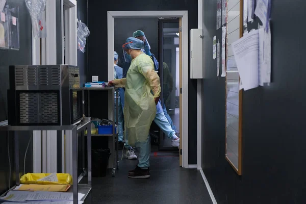 Медицинский Работник Одевается Средства Индивидуальной Защиты Перед Оказать Помощь Пациентам — стоковое фото