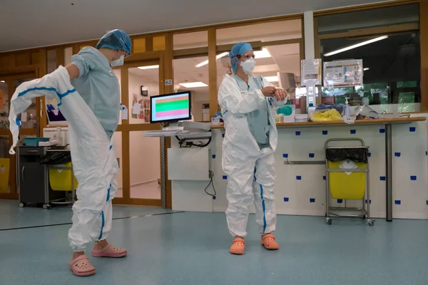 Trabajador Médico Viste Con Equipo Protección Personal Ppe Antes Asistir — Foto de Stock