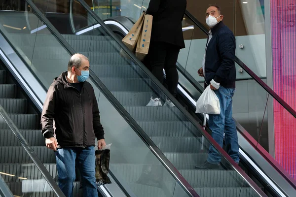Védőmaszkot Viselő Emberek Egy Bevásárlóközpontban Láthatók Amint Belgium Koronavírus Járvány — Stock Fotó