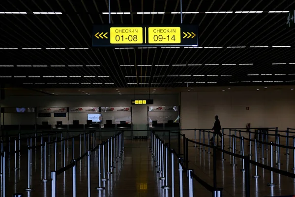 Utsikt Över Tomma Incheckningsdiskar Vid Bryssels Flygplatsterminal Grund Pandemi Coronavirus — Stockfoto