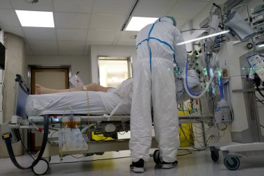 5 Mayıs 2020 'de Belçika' daki Liege Üniversitesi Hastanesi 'nde COVID-19 hastaları için yoğun bakım ünitesinde (ICU) tıbbi personel çalışmaktadır..