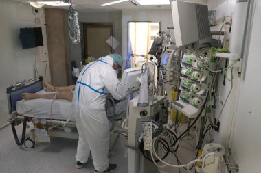 5 Mayıs 2020 'de Belçika' daki Liege Üniversitesi Hastanesi 'nde COVID-19 hastaları için yoğun bakım ünitesinde (ICU) tıbbi personel çalışmaktadır..