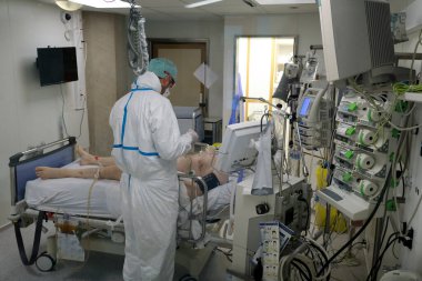5 Mayıs 2020 'de Belçika' daki Liege Üniversitesi Hastanesi 'nde COVID-19 hastaları için yoğun bakım ünitesinde (ICU) tıbbi personel çalışmaktadır..