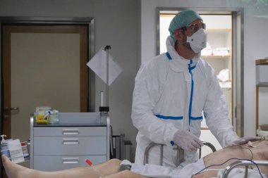 5 Mayıs 2020 'de Belçika' daki Liege Üniversitesi Hastanesi 'nde COVID-19 hastaları için yoğun bakım ünitesinde (ICU) tıbbi personel çalışmaktadır..