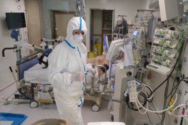 5 Mayıs 2020 'de Belçika' daki Liege Üniversitesi Hastanesi 'nde COVID-19 hastaları için yoğun bakım ünitesinde (ICU) tıbbi personel çalışmaktadır..