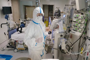 5 Mayıs 2020 'de Belçika' daki Liege Üniversitesi Hastanesi 'nde COVID-19 hastaları için yoğun bakım ünitesinde (ICU) tıbbi personel çalışmaktadır..
