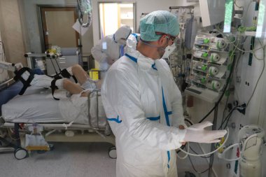 5 Mayıs 2020 'de Belçika' daki Liege Üniversitesi Hastanesi 'nde COVID-19 hastaları için yoğun bakım ünitesinde (ICU) tıbbi personel çalışmaktadır..