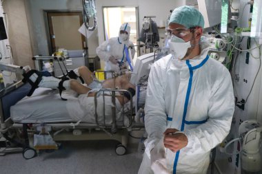 5 Mayıs 2020 'de Belçika' daki Liege Üniversitesi Hastanesi 'nde COVID-19 hastaları için yoğun bakım ünitesinde (ICU) tıbbi personel çalışmaktadır..