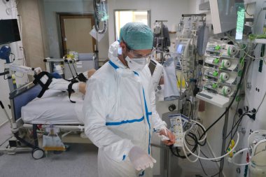 5 Mayıs 2020 'de Belçika' daki Liege Üniversitesi Hastanesi 'nde COVID-19 hastaları için yoğun bakım ünitesinde (ICU) tıbbi personel çalışmaktadır..