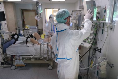 5 Mayıs 2020 'de Belçika' daki Liege Üniversitesi Hastanesi 'nde COVID-19 hastaları için yoğun bakım ünitesinde (ICU) tıbbi personel çalışmaktadır..