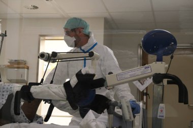  Liege, Belçika 'daki CHU de Liege hastanesindeki Coronavirus hastalığı (COVID-19) hastaları için yoğun bakım ünitesinde çalışan bir tıbbi personel, 5 Mayıs 2020.
