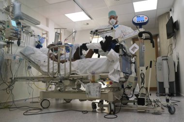 Liege, Belçika 'daki CHU de Liege hastanesindeki Coronavirus hastalığı (COVID-19) hastaları için yoğun bakım ünitesinde çalışan bir tıbbi personel, 5 Mayıs 2020.