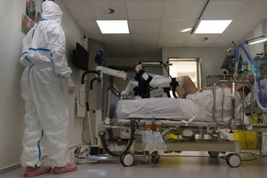  Liege, Belçika 'daki CHU de Liege hastanesindeki Coronavirus hastalığı (COVID-19) hastaları için yoğun bakım ünitesinde çalışan bir tıbbi personel, 5 Mayıs 2020.