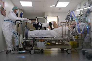  Liege, Belçika 'daki CHU de Liege hastanesindeki Coronavirus hastalığı (COVID-19) hastaları için yoğun bakım ünitesinde çalışan bir tıbbi personel, 5 Mayıs 2020.