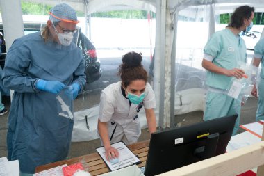 5 Mayıs 2020 'de Belçika' daki Liege Üniversitesi Hastanesi 'nde Coronavirus (COVID-19) hastalarına adanmış hastane koğuşunda doktorlar ve tıbbi personelle brifing