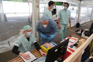 5 Mayıs 2020 'de Belçika' daki Liege Üniversitesi Hastanesi 'nde Coronavirus (COVID-19) hastalarına adanmış hastane koğuşunda doktorlar ve tıbbi personelle brifing