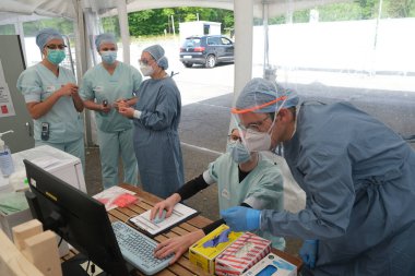 5 Mayıs 2020 'de Belçika' daki Liege Üniversitesi Hastanesi 'nde Coronavirus (COVID-19) hastalarına adanmış hastane koğuşunda doktorlar ve tıbbi personelle brifing