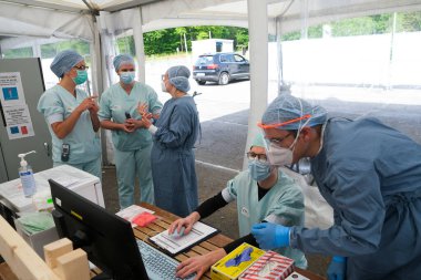 5 Mayıs 2020 'de Belçika' daki Liege Üniversitesi Hastanesi 'nde Coronavirus (COVID-19) hastalarına adanmış hastane koğuşunda doktorlar ve tıbbi personelle brifing