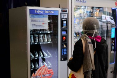Brüksel, Belçika 'da Coronavirus hastalığı (COVID-19) salgını sırasında tren istasyonuna hidroalkolik jenler yerleştirilmiş bir otomat, 4 Mayıs 2020.