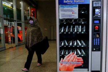 Brüksel, Belçika 'da Coronavirus hastalığı (COVID-19) salgını sırasında tren istasyonuna hidroalkolik jenler yerleştirilmiş bir otomat, 4 Mayıs 2020.