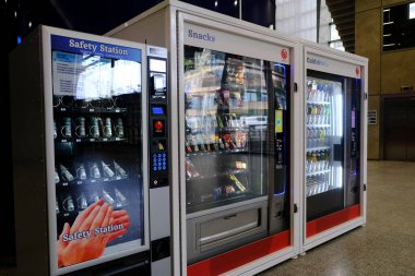 Brüksel, Belçika 'da Coronavirus hastalığı (COVID-19) salgını sırasında tren istasyonuna hidroalkolik jenler yerleştirilmiş bir otomat, 4 Mayıs 2020.