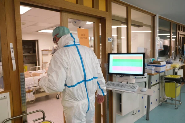 Orvosi Személyzet Intenzív Osztályon Covid Betegeknek Belgiumi Liege Egyetemi Kórházban — Stock Fotó