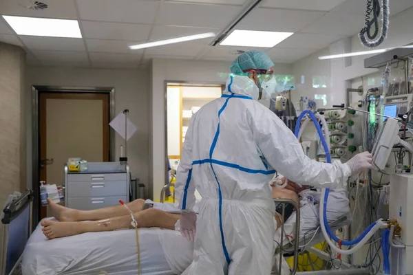 Equipe Médica Trabalha Unidade Terapia Intensiva Uti Para Pacientes Covid — Fotografia de Stock