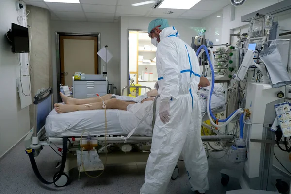 Personal Médico Trabaja Unidad Cuidados Intensivos Uci Para Pacientes Covid — Foto de Stock