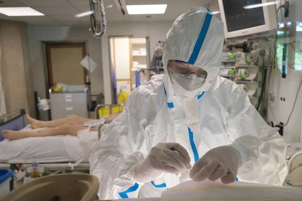 Personal Médico Trabaja Unidad Cuidados Intensivos Uci Para Pacientes Covid —  Fotos de Stock