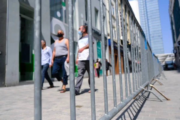 Mensen Met Een Beschermend Gezichtsmasker Lopen Nieuwstraat Een Winkelstraat Gescheiden — Stockfoto