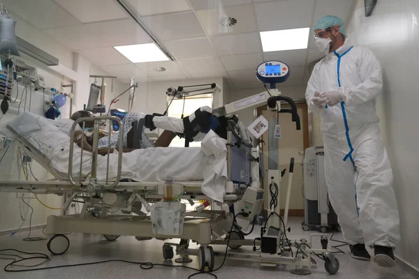 Membro Equipe Médica Trabalha Unidade Terapia Intensiva Para Pacientes Que — Fotografia de Stock