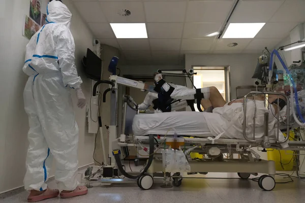 2020 벨기에 리에주의 크라우 병원에서 코로나 바이러스 Covid 고통을 환자들을 — 스톡 사진