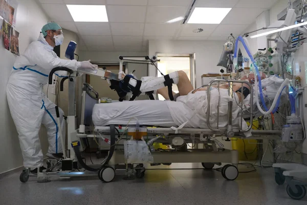 一名医务人员于2020年5月5日在比利时Liege的Chu Liege医院的加护病房 Covid — 图库照片