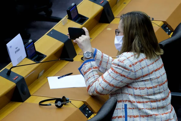 Mitglieder Des Europäischen Parlaments Mit Masken Während Einer Eintägigen Plenarsitzung — Stockfoto