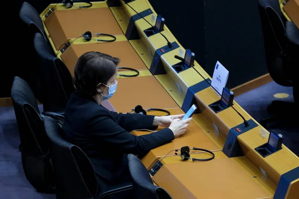Mitglieder Des Europäischen Parlaments Mit Masken Während Einer Eintägigen Plenarsitzung — Stockfoto