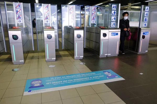 中国日报 的报道 2020年5月9日 布鲁塞尔地铁站张贴海报和招贴 告知乘客口罩的义务 — 图库照片