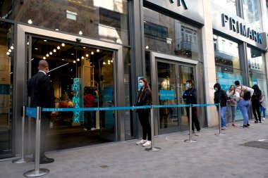 Müşteriler 11 Mayıs 2020 'de Brüksel, Belçika' nın ana ticari caddesi Neuve sokağındaki dükkanlara girmek için kuyruğa girdiler. Yetkililer, 11 Mayıs itibarıyla gereksiz mağazaların kapılarını müşterilere açmasına izin verdiler.. 
