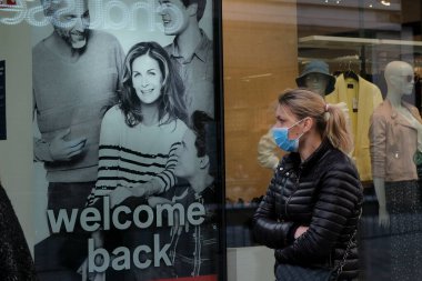 Müşteriler 11 Mayıs 2020 'de Brüksel, Belçika' nın ana ticari caddesi Neuve sokağındaki dükkanlara girmek için kuyruğa girdiler. Yetkililer, 11 Mayıs itibarıyla gereksiz mağazaların kapılarını müşterilere açmasına izin verdiler.. 