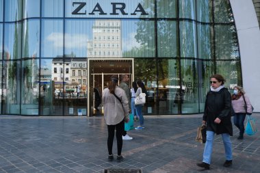 Müşteriler 11 Mayıs 2020 'de Brüksel, Belçika' nın ana ticari caddesi Neuve sokağındaki dükkanlara girmek için kuyruğa girdiler. Yetkililer, 11 Mayıs itibarıyla gereksiz mağazaların kapılarını müşterilere açmasına izin verdiler.. 