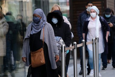 Müşteriler 11 Mayıs 2020 'de Brüksel, Belçika' nın ana ticari caddesi Neuve sokağındaki dükkanlara girmek için kuyruğa girdiler. Yetkililer, 11 Mayıs itibarıyla gereksiz mağazaların kapılarını müşterilere açmasına izin verdiler.. 