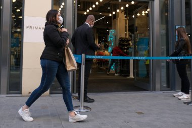 Yüz maskesi takan insanlar, 11 Mayıs 2020 Pazartesi günü Brüksel 'de koronavirüsün, COVID-19' un yayılmasını önlemek için, tecrit sürecinin kademeli kaldırılması sırasında ticari caddede yürürler..