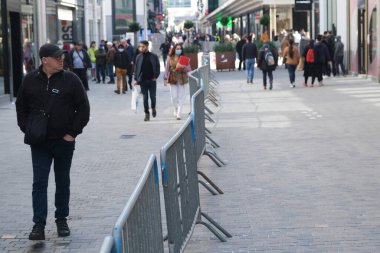 Yüz maskesi takan insanlar, 11 Mayıs 2020 Pazartesi günü Brüksel 'de koronavirüsün, COVID-19' un yayılmasını önlemek için, tecrit sürecinin kademeli kaldırılması sırasında ticari caddede yürürler..