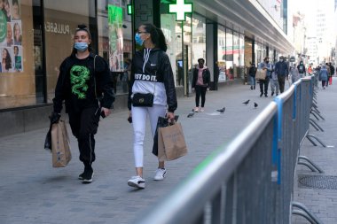 Yüz maskesi takan insanlar, 11 Mayıs 2020 Pazartesi günü Brüksel 'de koronavirüsün, COVID-19' un yayılmasını önlemek için, tecrit sürecinin kademeli kaldırılması sırasında ticari caddede yürürler..