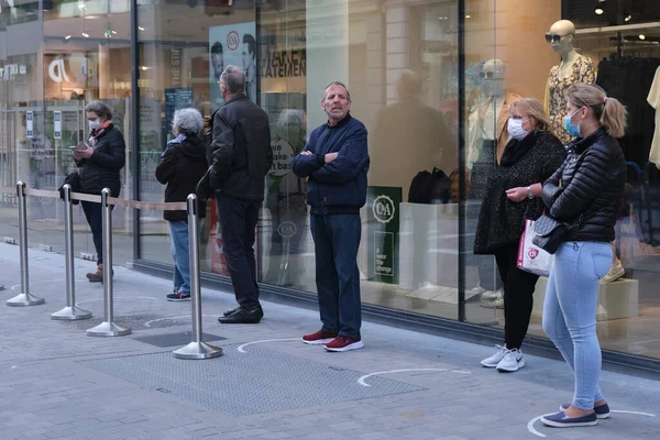 Klienci Czekają Kolejce Sklepów Przy Rue Neuve Głównej Ulicy Handlowej — Zdjęcie stockowe