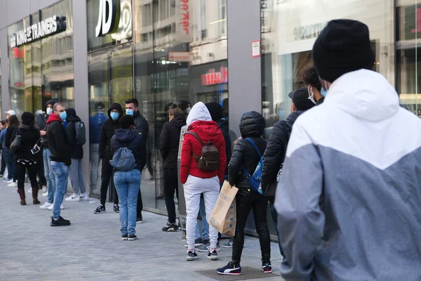 Clients Queue Enter Shops Rue Neuve Main Commercial Street Brussels — Stock Photo, Image